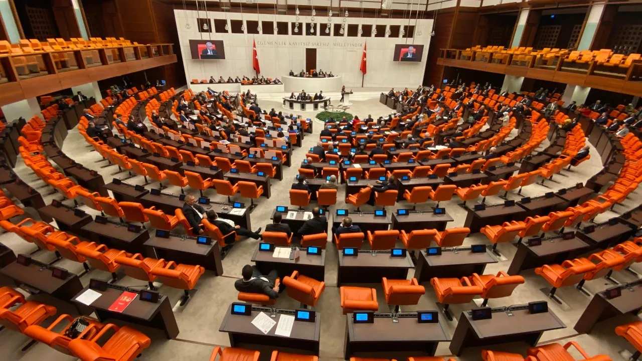 Meclis'te gündem yoğun: Trafik cezaları ve sanal medyaya köklü düzenlemeler