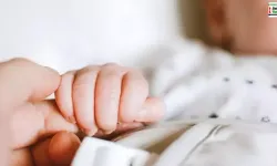 Akılalmaz olay! Arkadaşının bebeğini kaçırmaya çalıştı