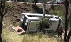Yolcu minibüsü ile otomobil çarpıştı: 14 yaralı