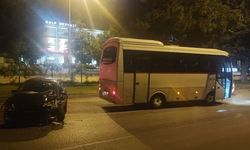 Ters yönden gelen alkollü sürücü servis minibüsüne çarptı