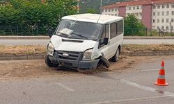 Minibüs aydınlatma direğine çarptı : 1'i bebek 4 kişi yaralandı