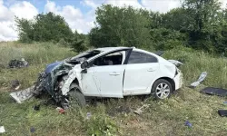 Antalya'da otomobil şarampole uçtu: 2 kişi yaralandı