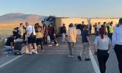 Feci kaza: Yolcu otobüsü bariyere çarparak devrildi! Çok sayıda yaralı var