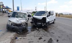 İki hafif ticari araç çarpıştı: 8 yaralı