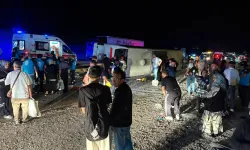 Kayganlaşan yolda otobüs şarampole devrildi: 40 yaralı