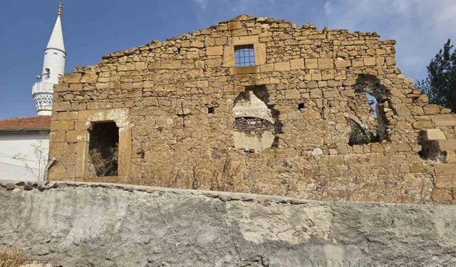 300 yıllık kilise, zamana direniyor