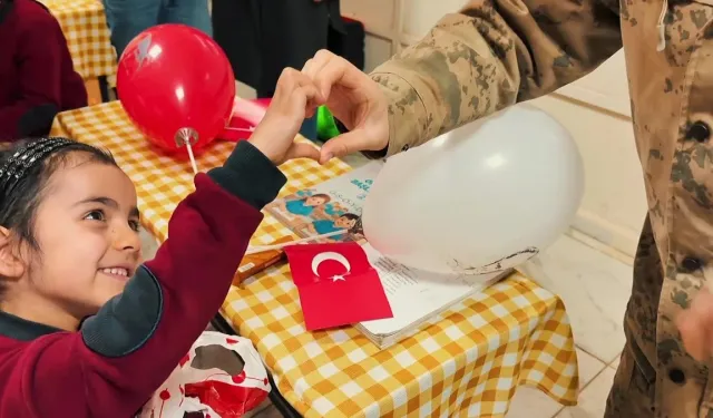 Jandarmadan minik öğrencilere moral ziyareti