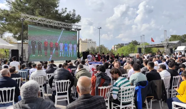 Mardin’de taraftar, play-off maçını dev ekrandan izledi