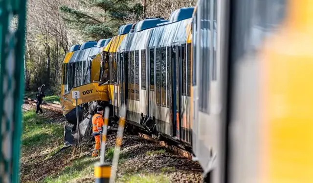 Danimarka’da iki tren kafa kafaya çarpıştı! Çok sayıda yaralı var