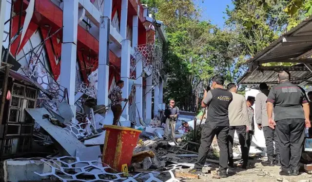 Büyük felaket: Endonezya'da 7,4 büyüklüğünde deprem