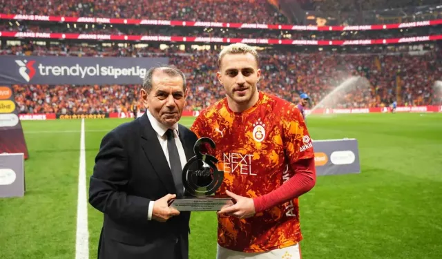 Dursun Özbek'ten Barış Alper Yılmaz'a plaket