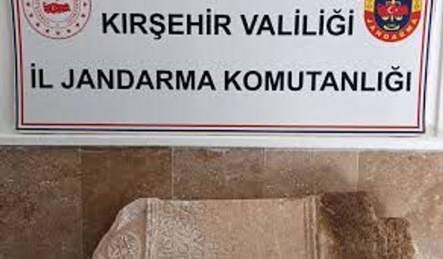 Kırşehir'de Roma dönemine ait mezar taşı ele geçirildi
