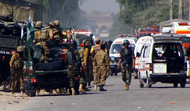 Pakistan'da karakola bombalı saldırı: Ölü ve yaralılar var