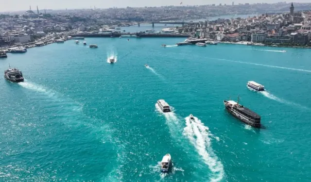 İstanbul Boğazı'nın rengi turkuaza büründü