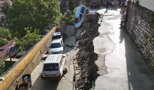 Hatay'da yol çöktü, 5 araç zarar gördü