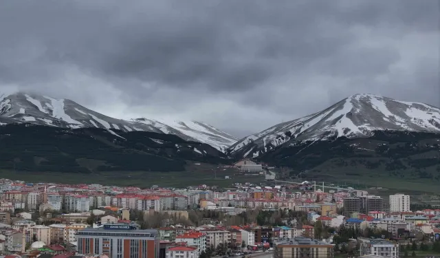 Mayıs ortasında şaşırtan manzara; kar yağışı beyaza bürüdü