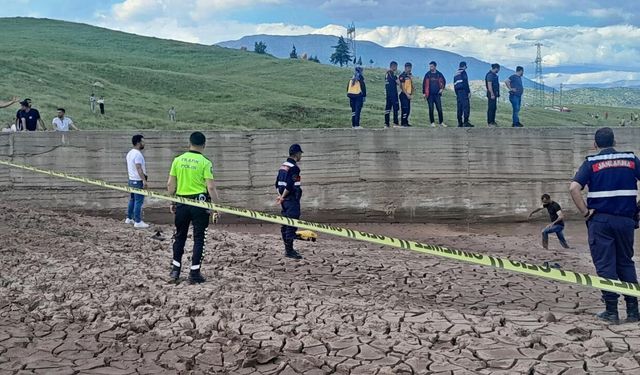 Gölete giren iki çocuk boğularak can verdi