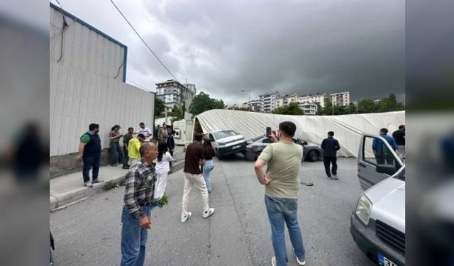 Başakşehir'de lastiği patlayan Tır iki aracın üzerine devrildi