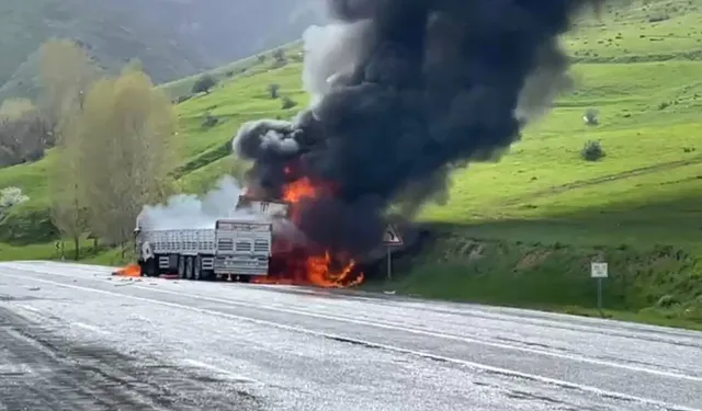 Bitlis'te iki TIR kafa kafaya çarpıştı, sürücüler can verdi