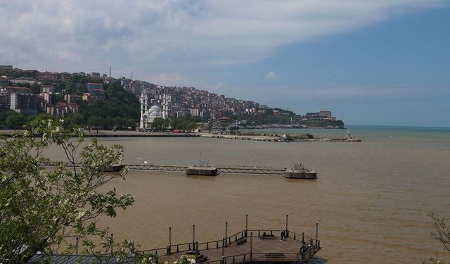 Zonguldak'ta denizin rengi kahverengiye döndü