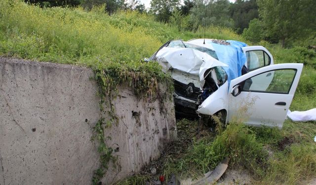 Can pazarı : İstinat duvarına çarpan otomobilde 3 kişi yaşamını yitirdi