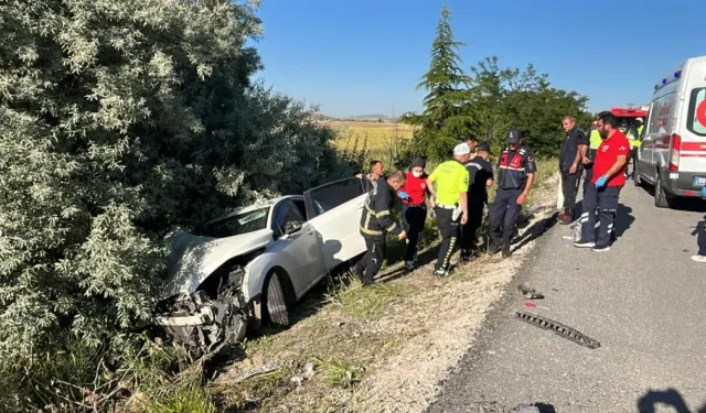 Otomobil, park halindeki araca çarptı: 1 ölü, 2 yaralı