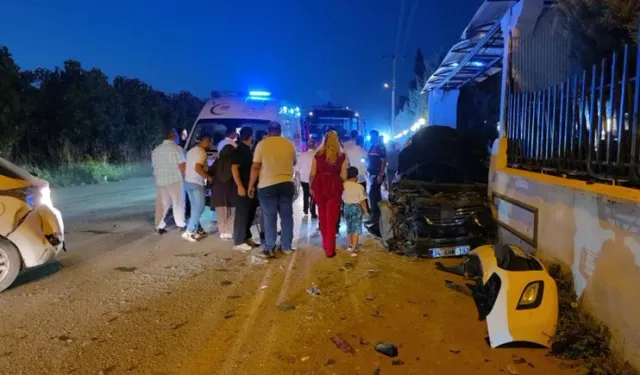 Düğün salonu önünde kaza: Yaralılar var