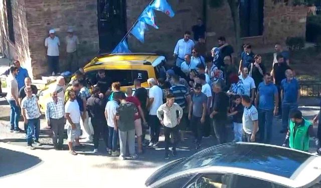 Taksinin altında kalan genç avukat ağır yaralandı