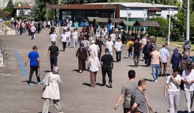 YKS’de ikinci oturum AYT sona erdi! Gözler şimdi YDT'de!
