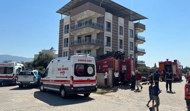 Çatıdaki kartonlar alev aldı, 4 kişi dumandan etkilendi