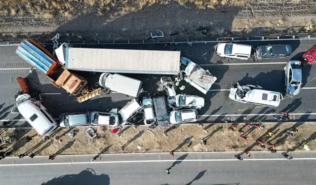 Şanlıurfa'da feci kaza! 3 TIR çarpıştı: 1 ölü