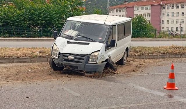 Minibüs aydınlatma direğine çarptı : 1'i bebek 4 kişi yaralandı