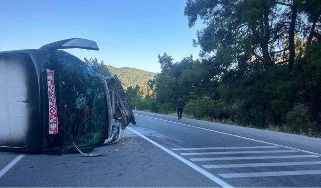 Feci kaza! Tur otobüsü ile otomobil çarpıştı: Ölü ve yaralılar var