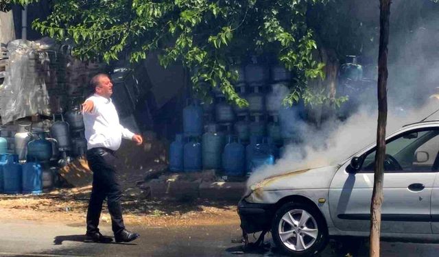 Seyir halindeki otomobil patlayıp alev aldı