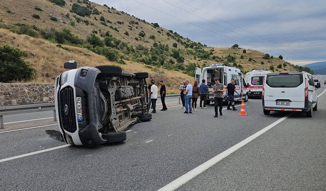 Erzincan'da minibüs devrildi: 6'sı çocuk 16 yaralı
