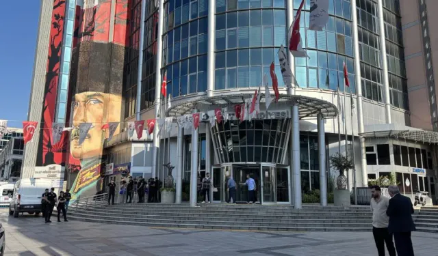 İzmit Belediyesi'ne operasyon: Belediye başkanı ve eşi dahil çok sayıda kişiye gözaltı!