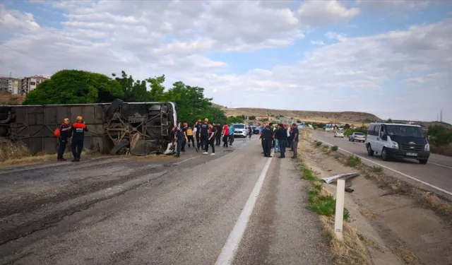 Yolcu otobüsü devrildi: 1 ölü, 40 yaralı