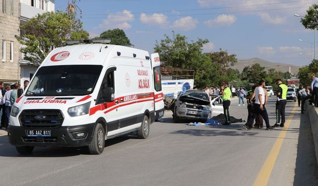 Van'da otomobil, park halindeki kamyonete çarptı: 1 ölü, 4 yaralı