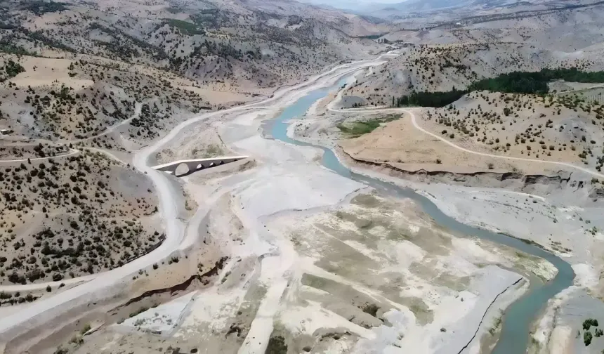 1500 yıllık tarihi köprü sular altında kaldı