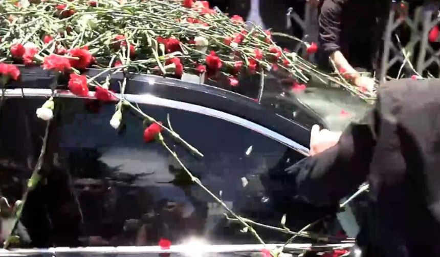 CHP Genel Merkezi'ne gelen Kılıçdaroğlu karanfillerle karşılandı