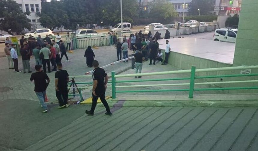 Otomobilin çarptığı çocuk yaşamını yitirdi,  hastaneye giden sürücü darp edildi