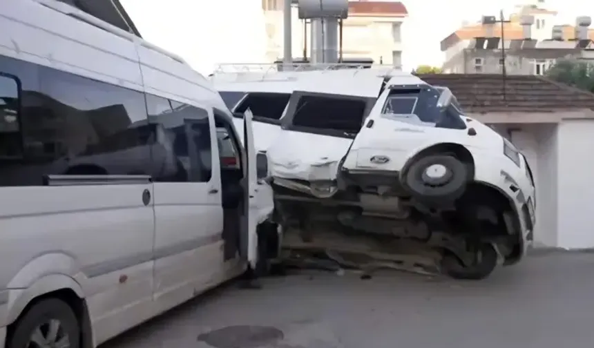 İki minibüs çarpıştı: 5 tarım işçisi yaralandı