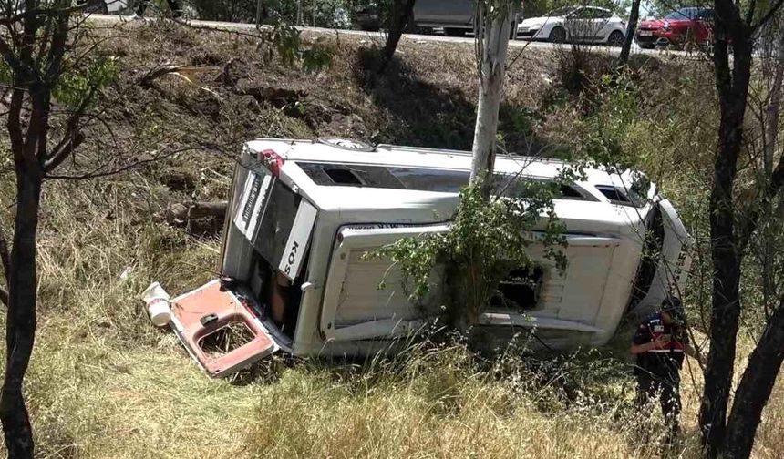 Yolcu minibüsü ile otomobil çarpıştı: 14 yaralı