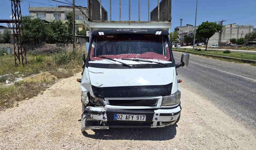 Kamyonet ile motosiklet çarpıştı: Sürücü yaralandı