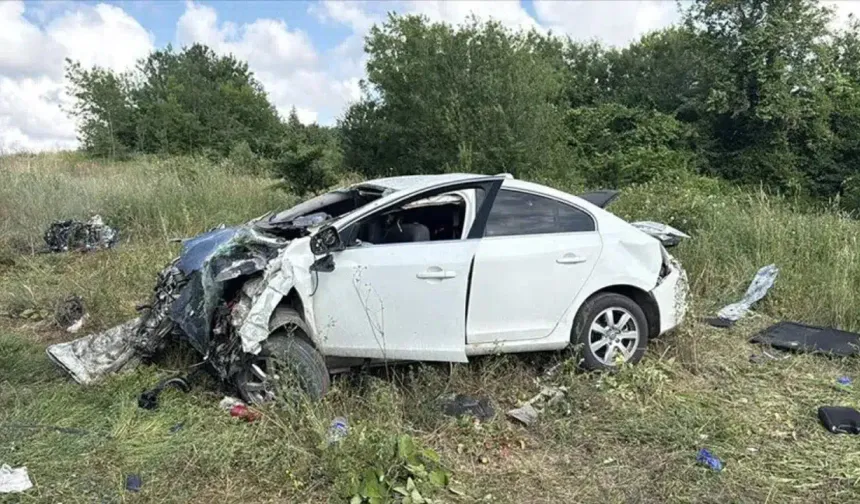 Antalya'da otomobil şarampole uçtu: 2 kişi yaralandı
