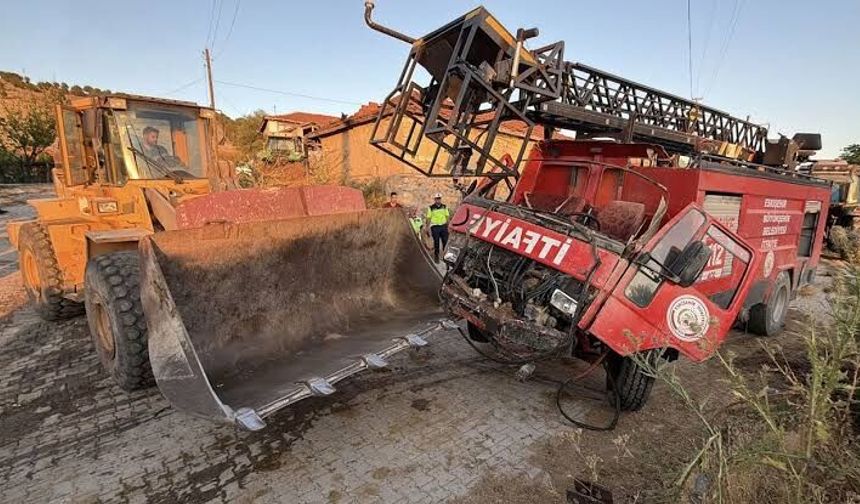 İtfaiye aracı evin duvarına çarptı: 3 yaralı
